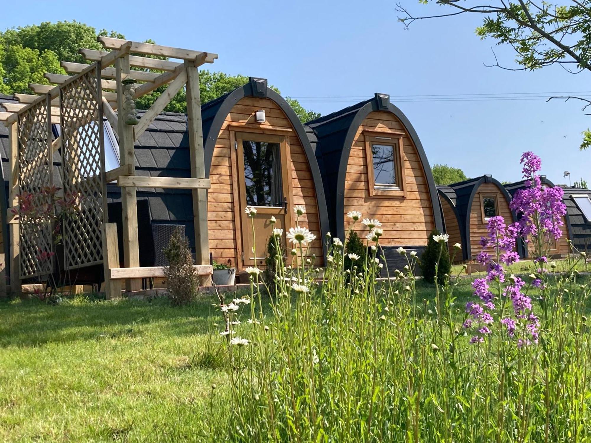 Rabbit Glamping Pod School House Farm Hotel Leighton  Buitenkant foto